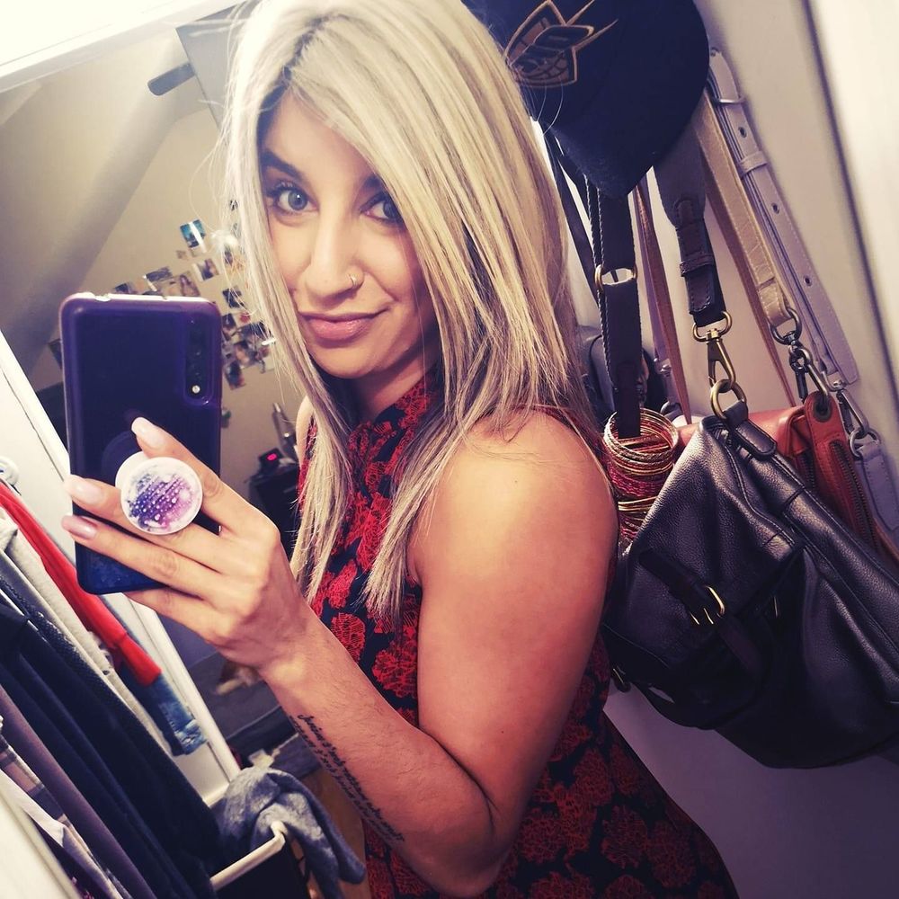 Meet your Posher, Moneek